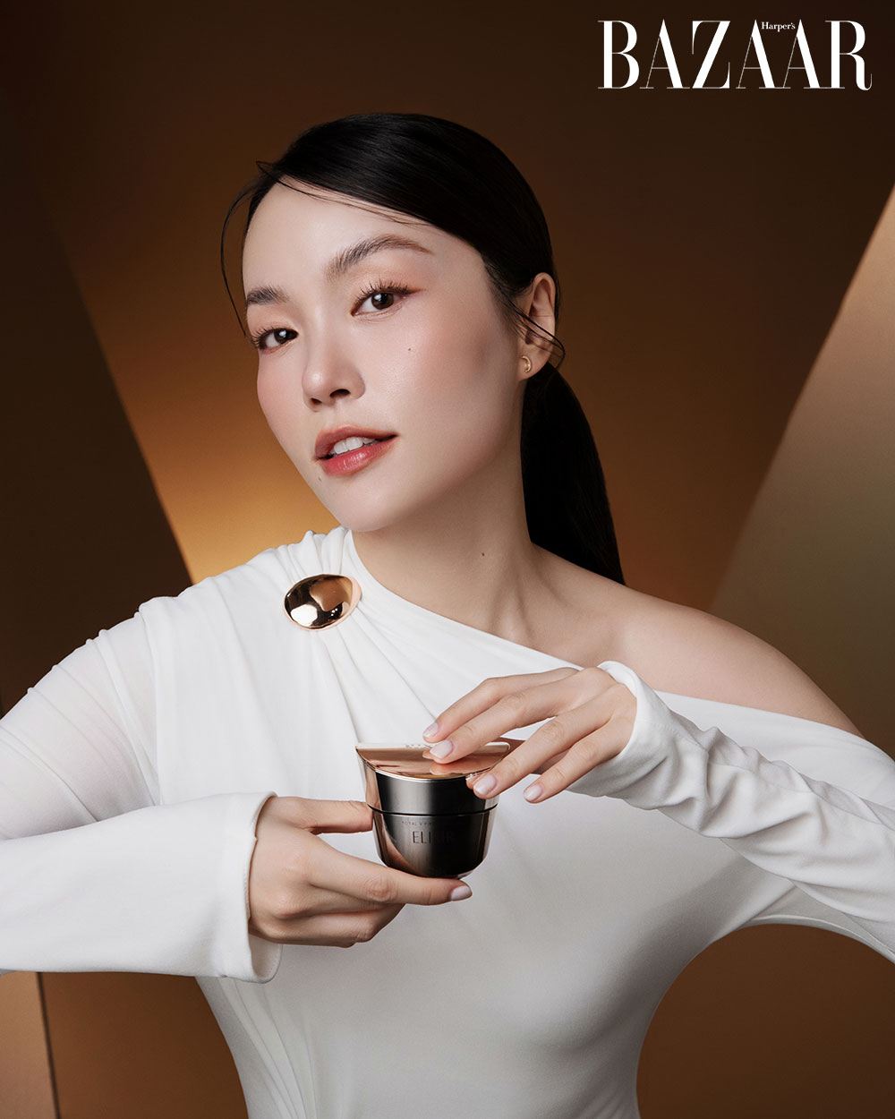 Có gì trong chu trình chăm sóc da chống lão hóa của blogger Hà Trúc?