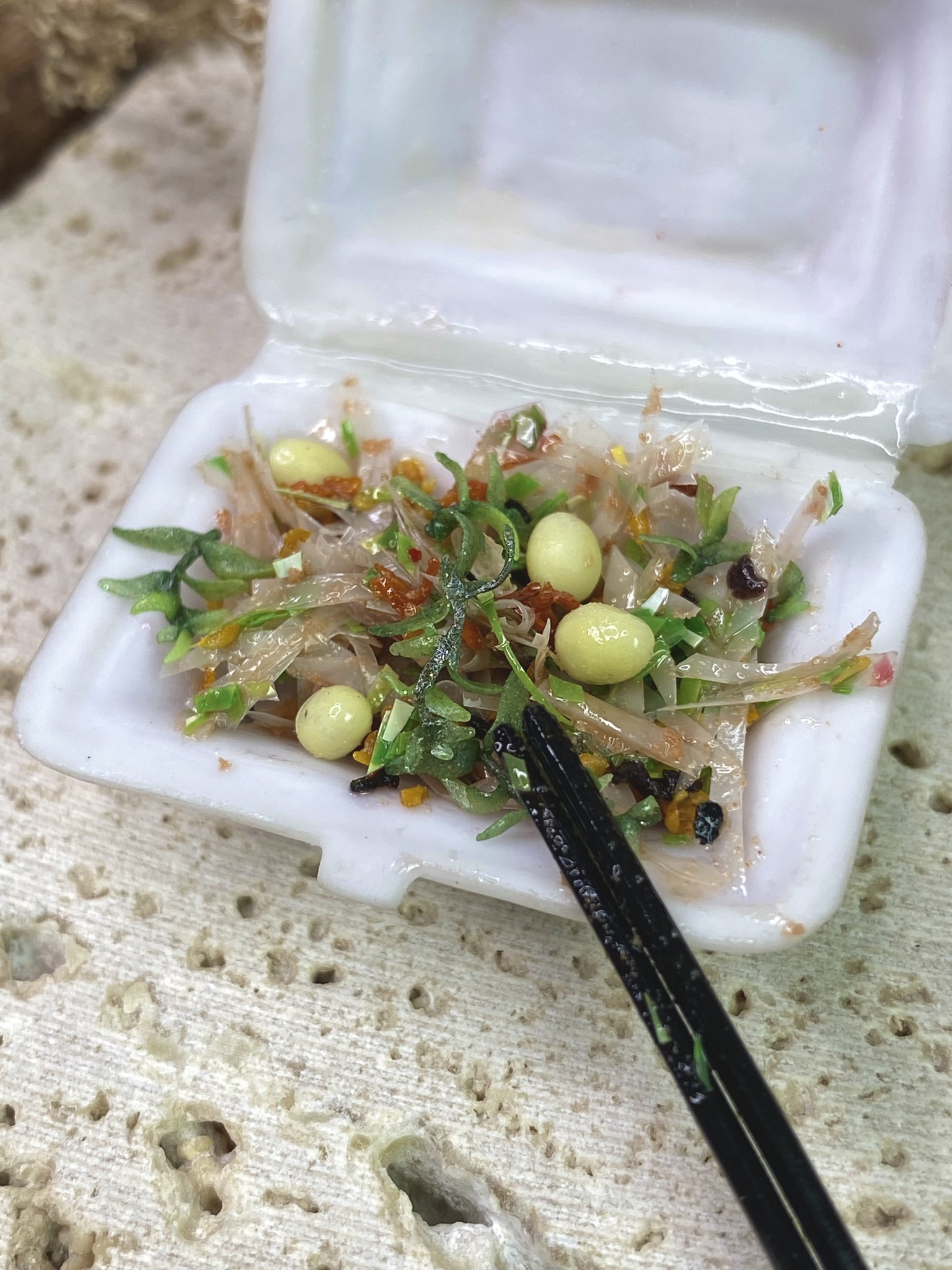 Chàng trai "gây bão" vì những bộ nail siêu thực như AI vẽ.