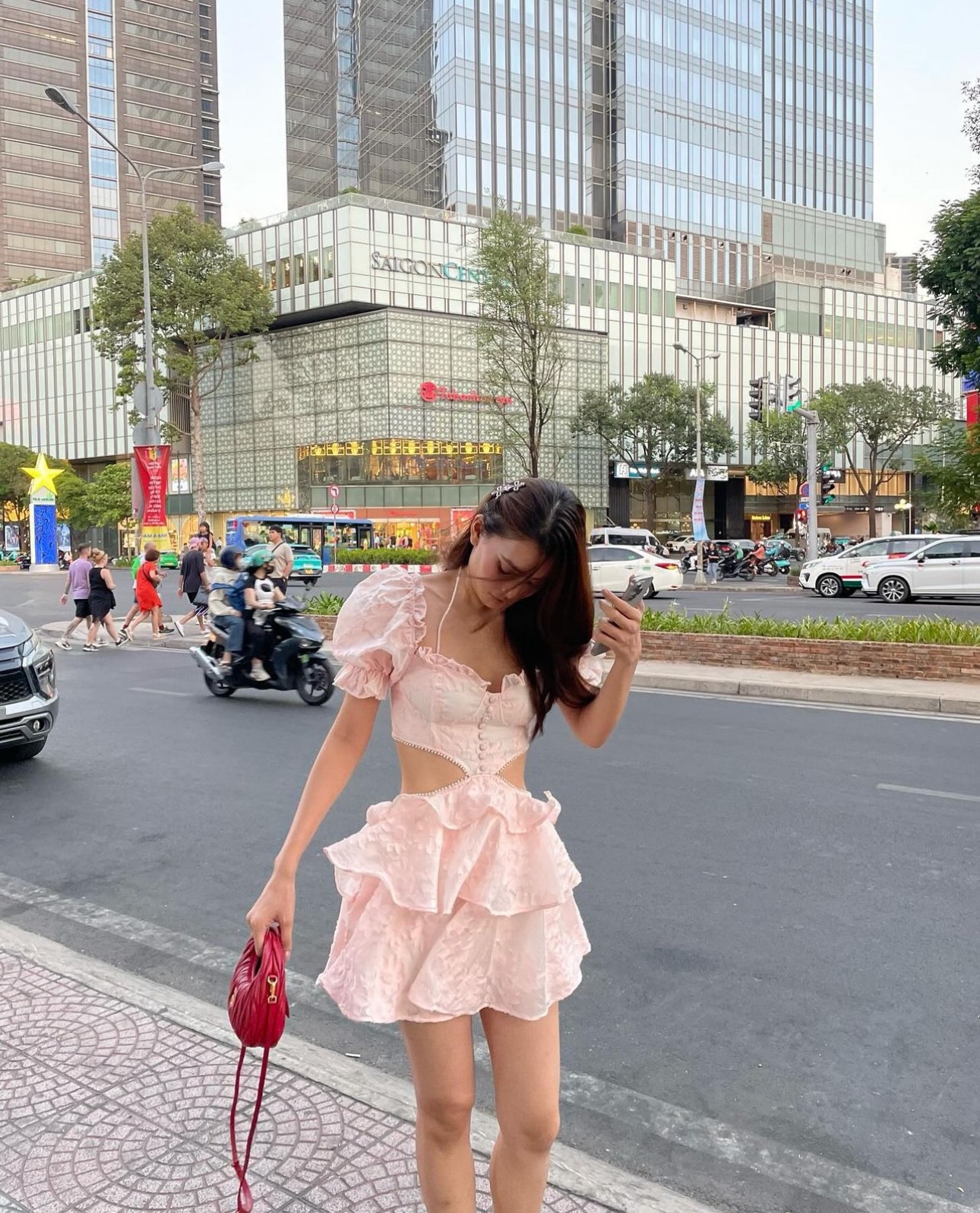 Mỹ nhân Việt 'thiêu đốt' mọi ánh nhìn bằng trang phục cut out.