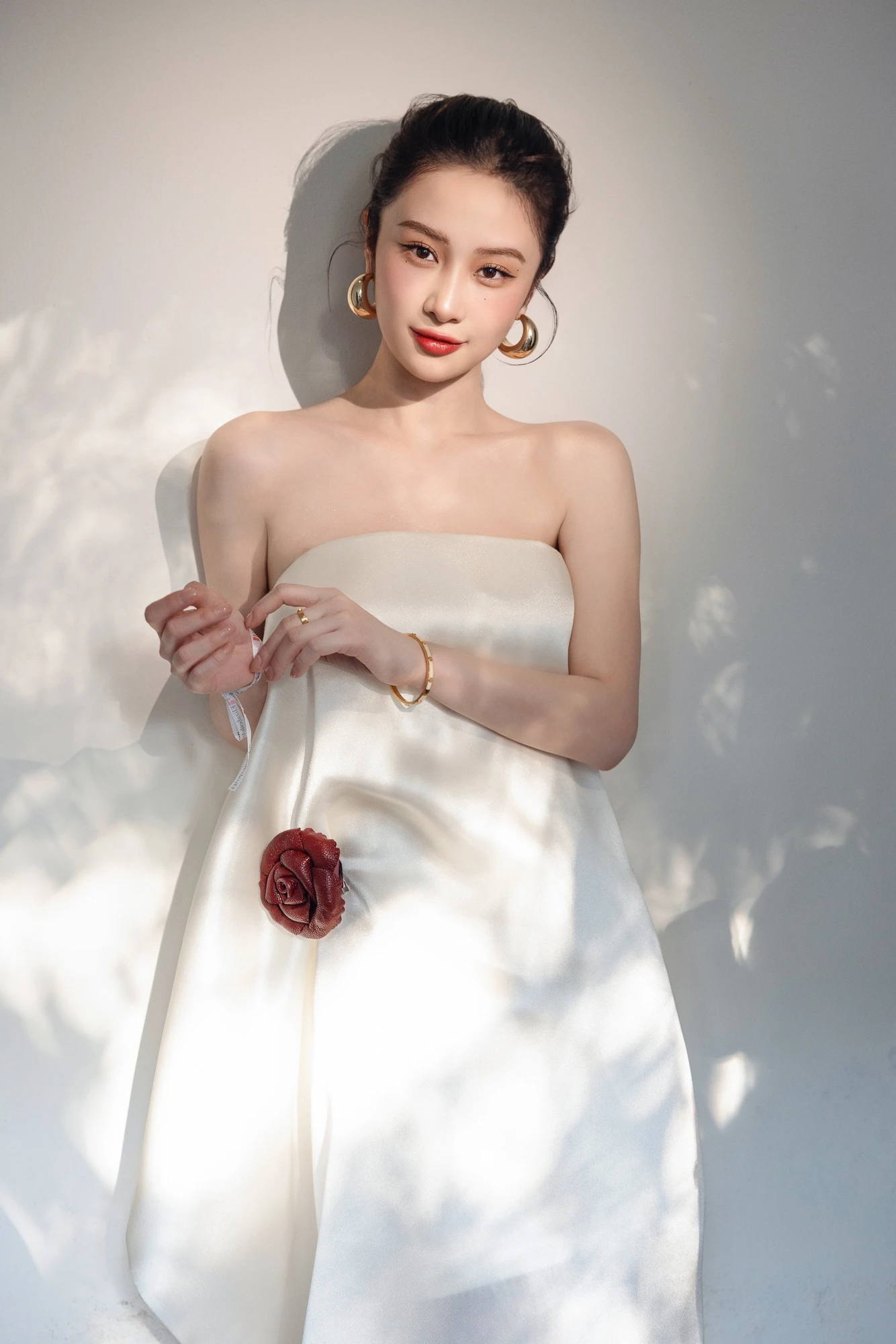 Jun Vũ mặc táo bạo trên poster phim 18+