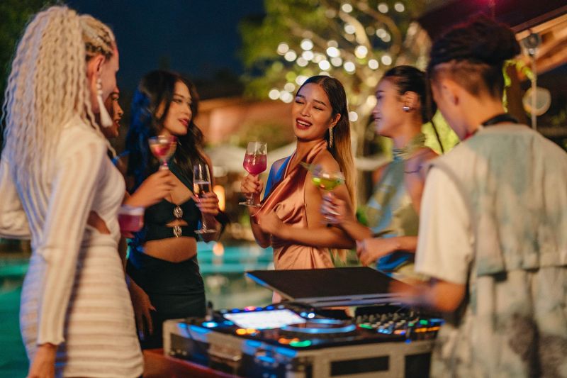 NOX Beach Club - ốc đảo dành cho những bữa tiệc đêm hoành tráng