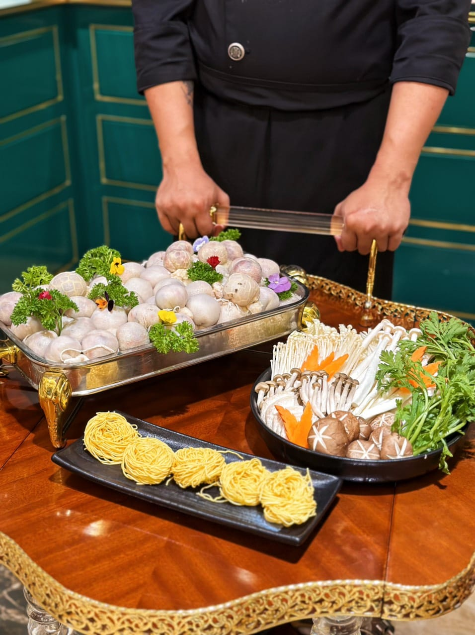 Nồi lẩu có giá gần 3,5 triệu đồng tại TP.HCM có gì mà gây tranh cãi?