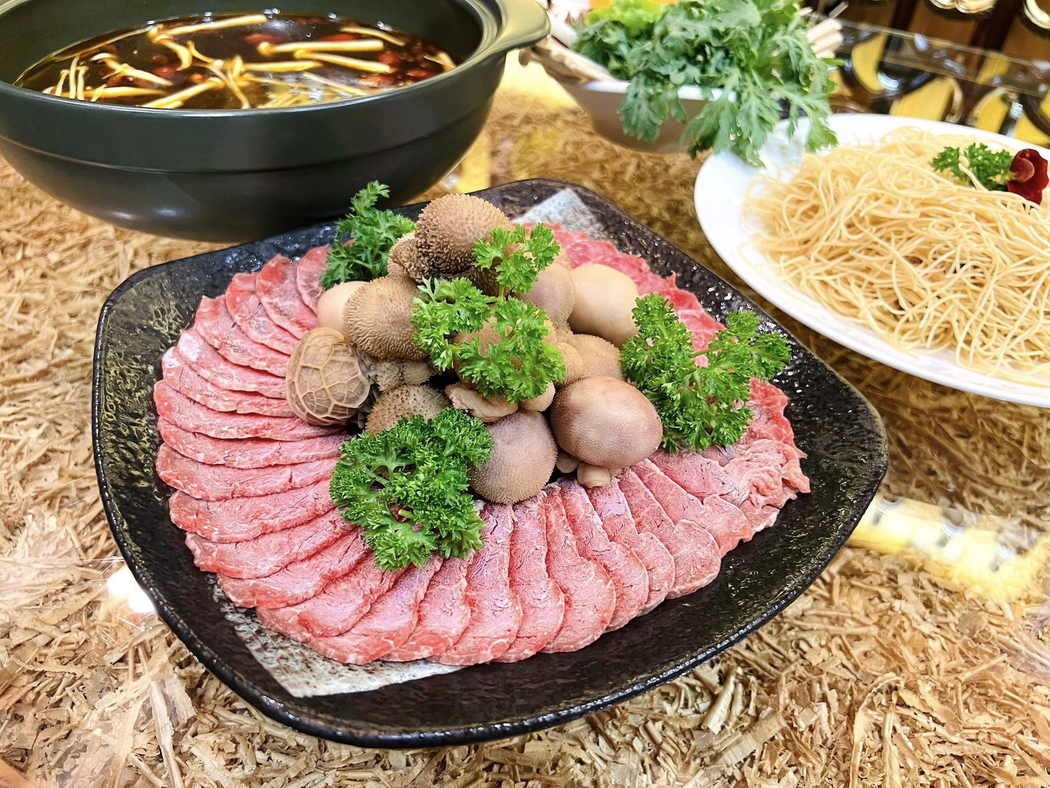 Nồi lẩu có giá gần 3,5 triệu đồng tại TP.HCM có gì mà gây tranh cãi?