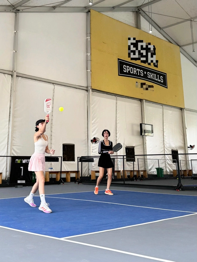 Dàn sao Việt đổ xô chơi Pickleball: Hồ Ngọc Hà - Kim Lý "trốn con" hẹn hò, 2 cặp đôi bị tóm dính trên sân bóng