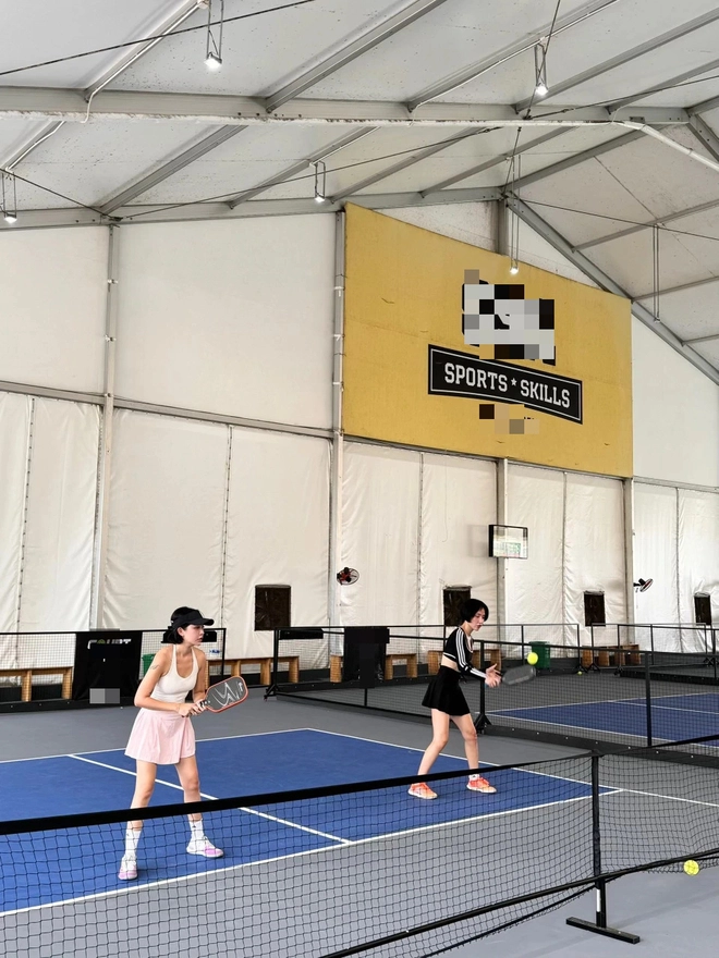 Dàn sao Việt đổ xô chơi Pickleball: Hồ Ngọc Hà - Kim Lý "trốn con" hẹn hò, 2 cặp đôi bị tóm dính trên sân bóng