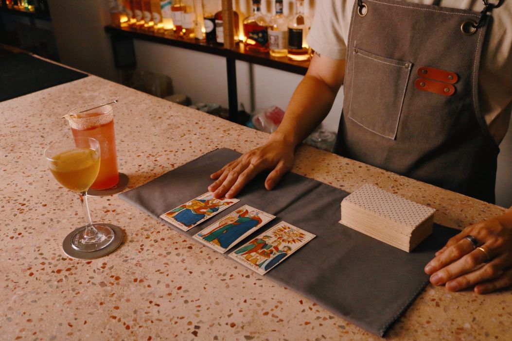 ông chủ quầy Bar kiêm người bói bài Tarot Coner Nguyễn