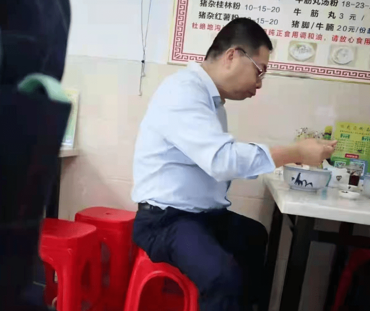 2 tỷ phú, người đi tàu điện ngầm, người ăn bát bún 26 ngàn đồng: Người càng giàu càng không lãng phí, tại sao?
