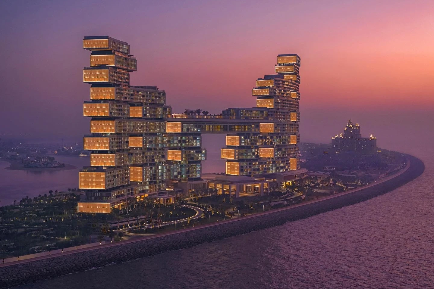 Bên trong resort 90 hồ bơi, thức ăn dát vàng tại Dubai