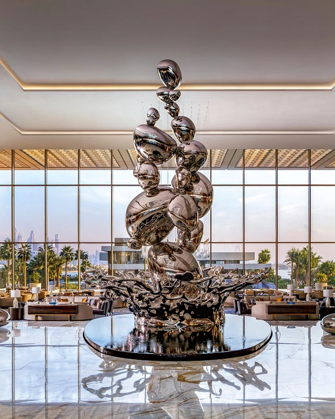 Bên trong resort 90 hồ bơi, thức ăn dát vàng tại Dubai