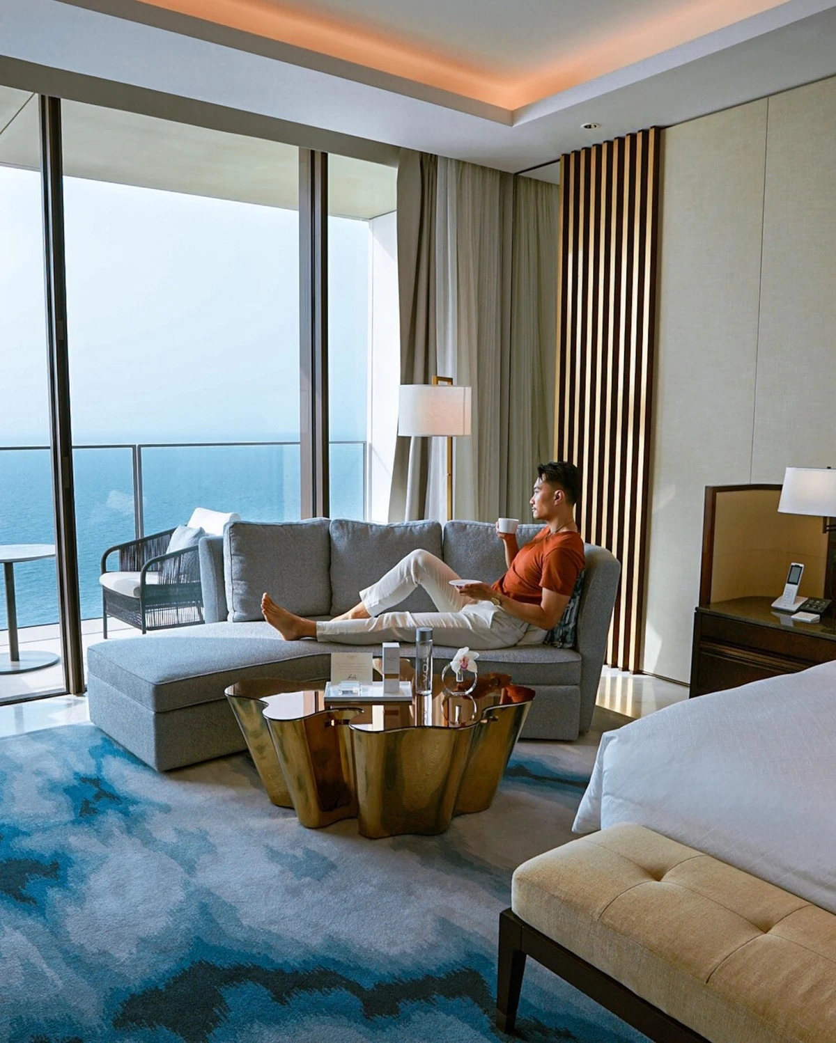 Bên trong resort 90 hồ bơi, thức ăn dát vàng tại Dubai