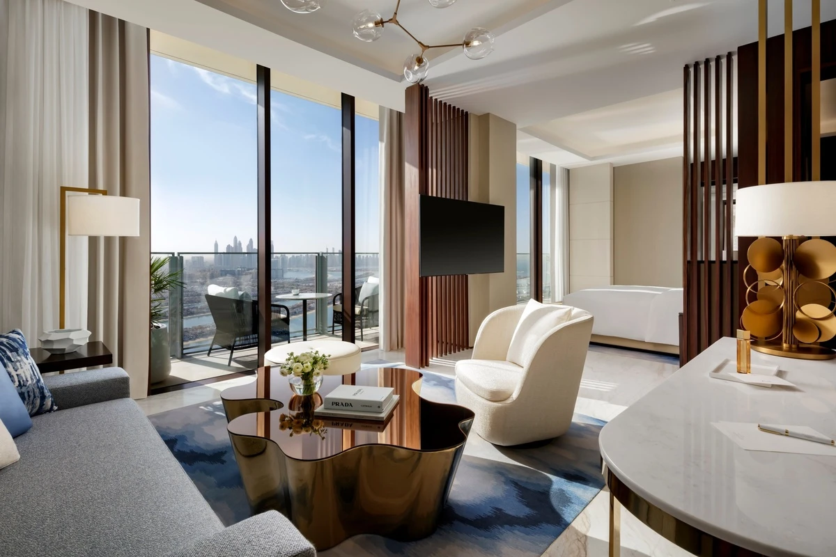 Bên trong resort 90 hồ bơi, thức ăn dát vàng tại Dubai