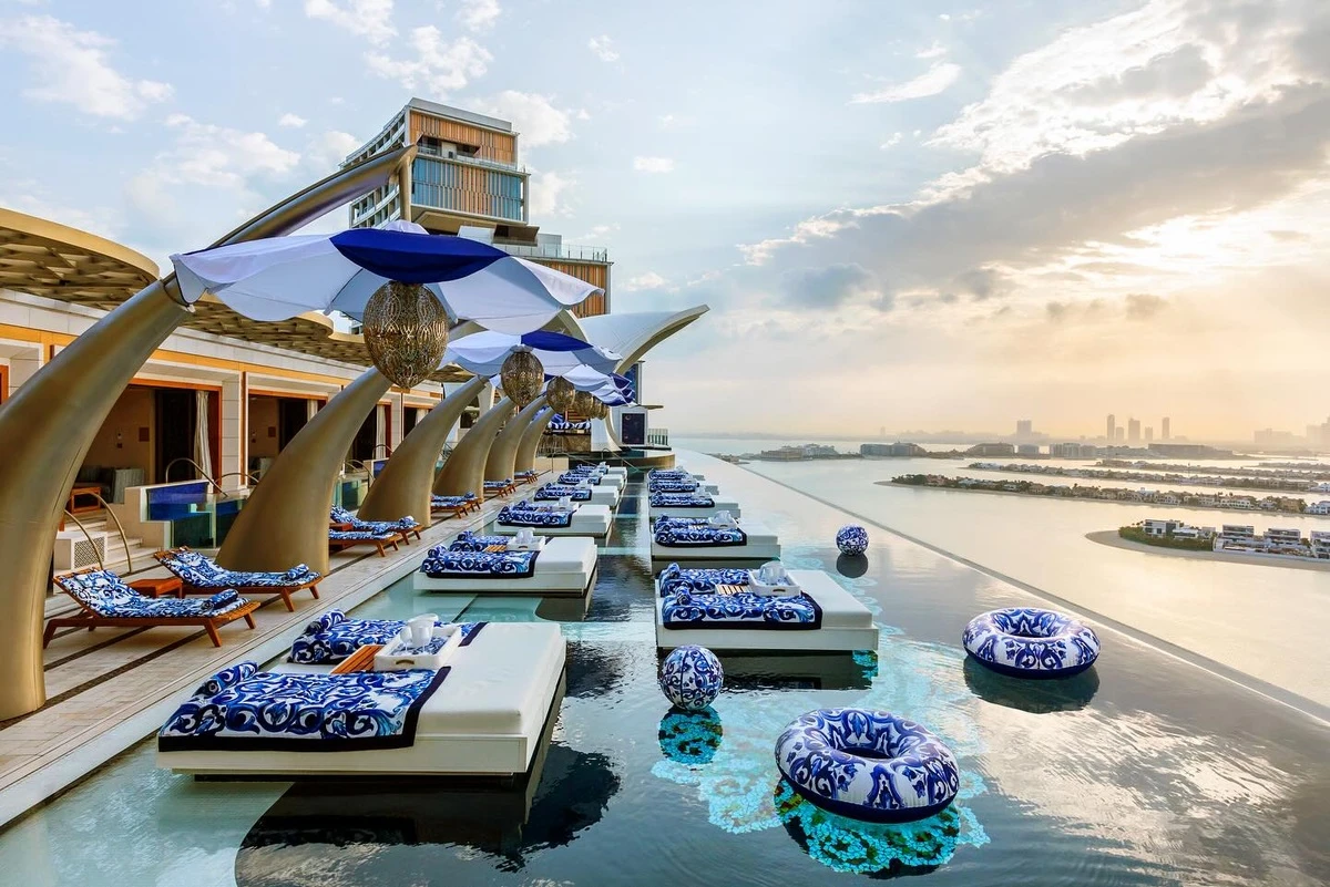 Bên trong resort 90 hồ bơi, thức ăn dát vàng tại Dubai