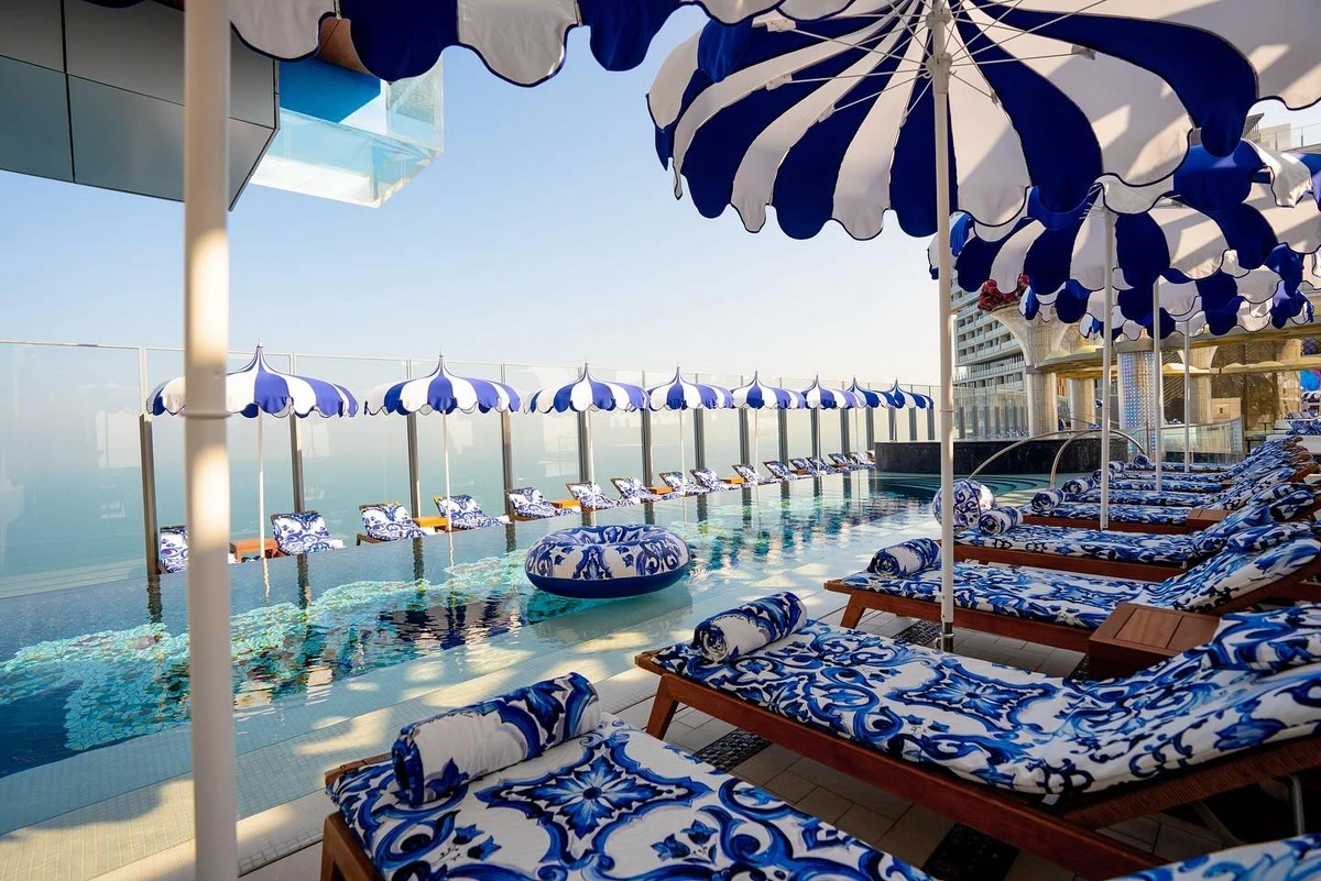 Bên trong resort 90 hồ bơi, thức ăn dát vàng tại Dubai