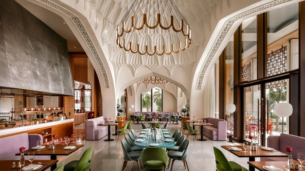 Bên trong resort 90 hồ bơi, thức ăn dát vàng tại Dubai