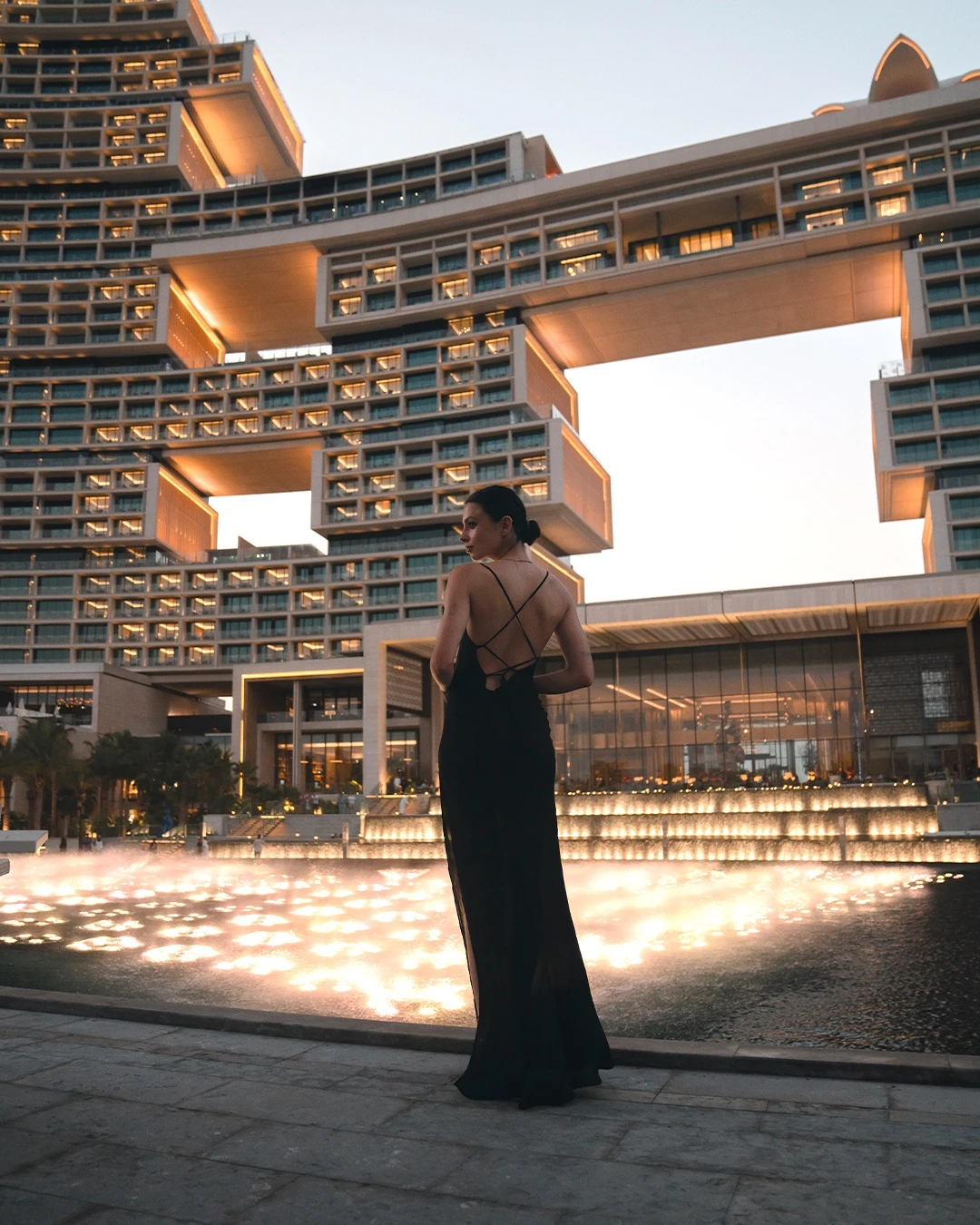 Bên trong resort 90 hồ bơi, thức ăn dát vàng tại Dubai