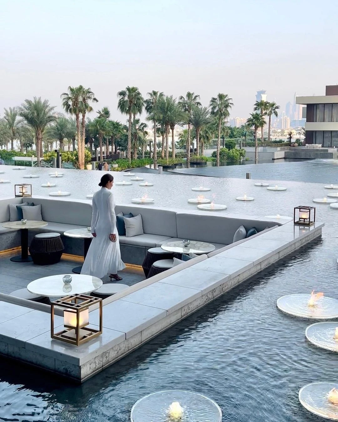 Bên trong resort 90 hồ bơi, thức ăn dát vàng tại Dubai