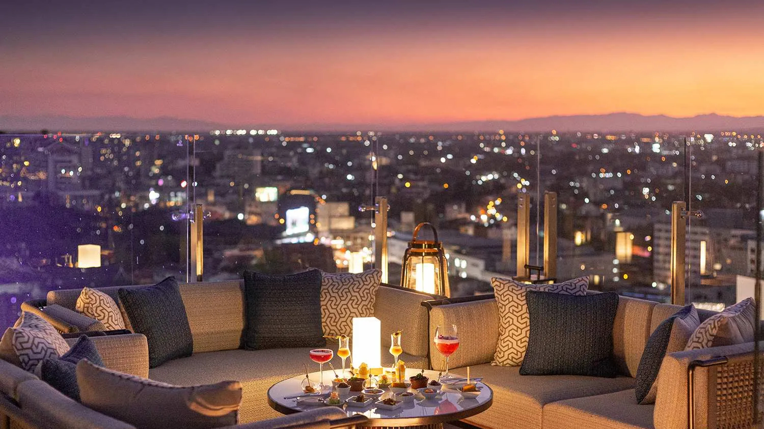 Thưởng thức thi vị của bầu trời đêm thành phố tại Rooftop bar Mai Sky