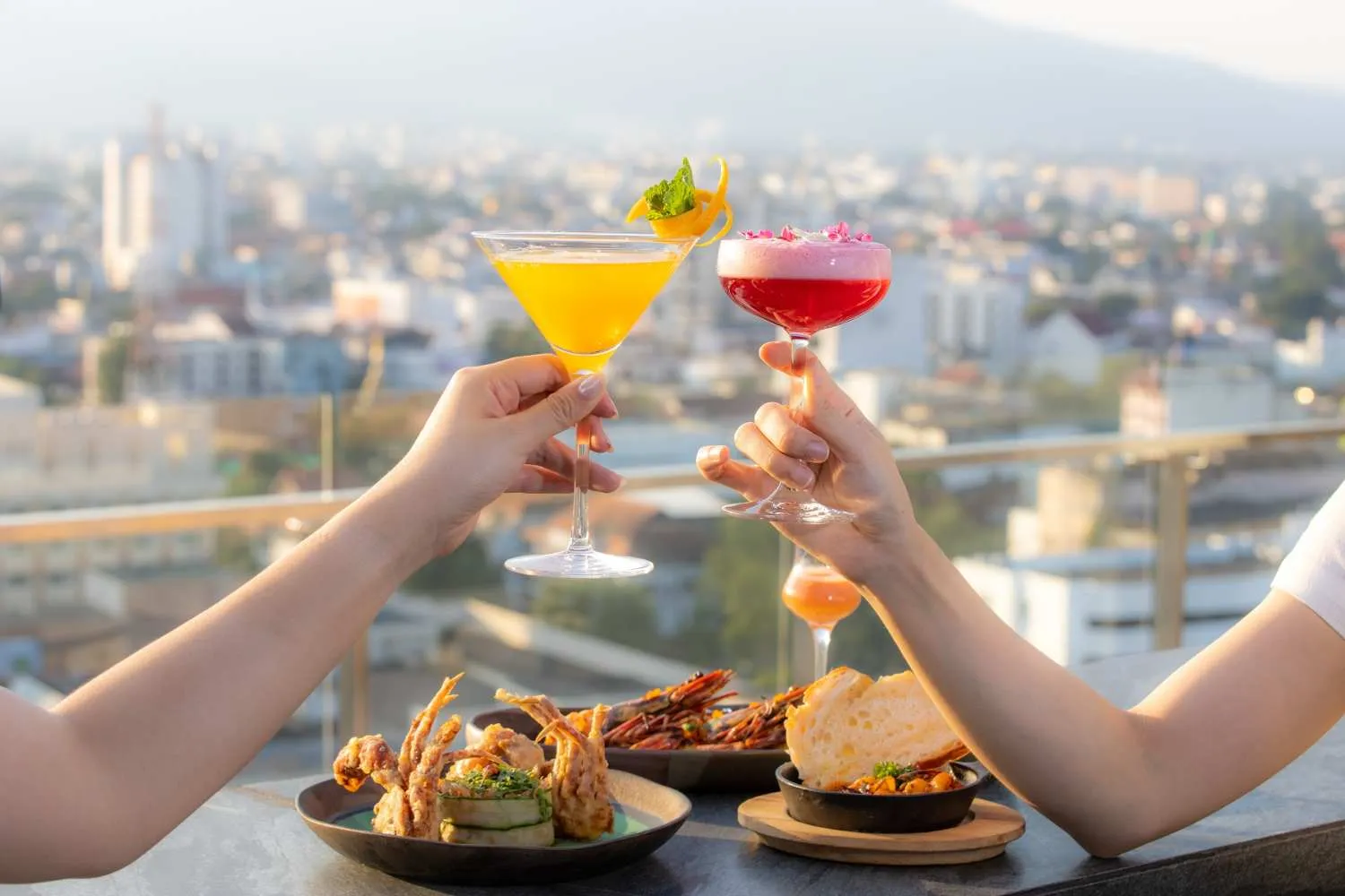 "Chạm" vào bầu trời đêm và thưởng thức thi vị của thành phố tại Mai Sky