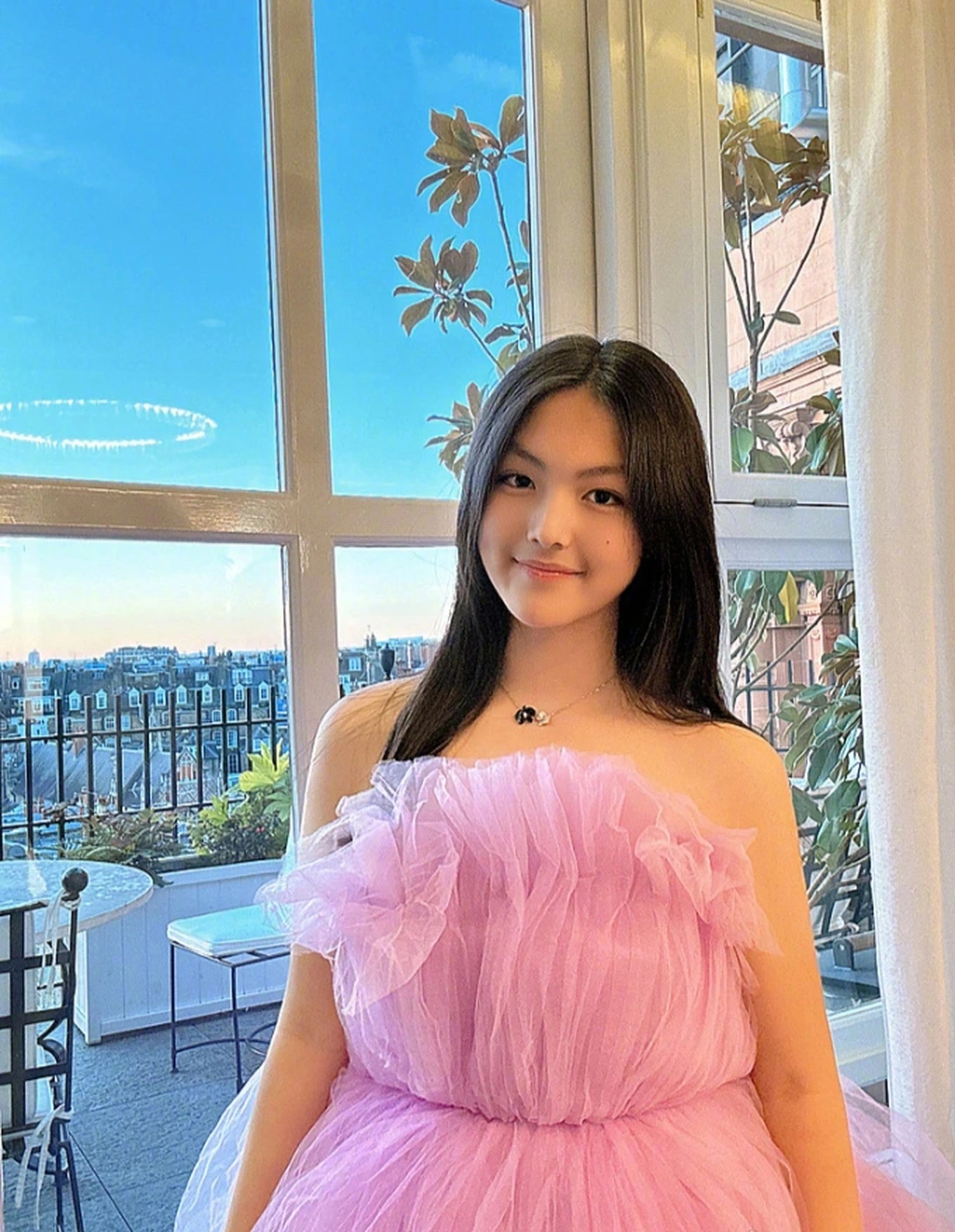Rich kid xứ Trung gây tranh cãi với lối sống xa xỉ, ngập tràn hàng hiệu dù mới 14 tuổi
