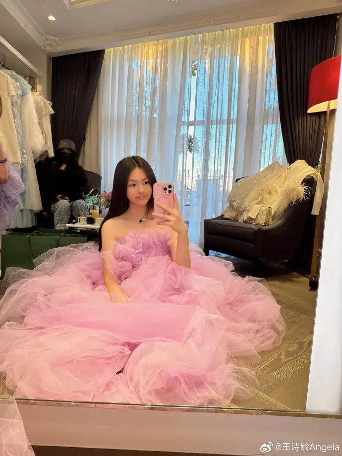 Rich kid xứ Trung gây tranh cãi với lối sống xa xỉ, ngập tràn hàng hiệu dù mới 14 tuổi