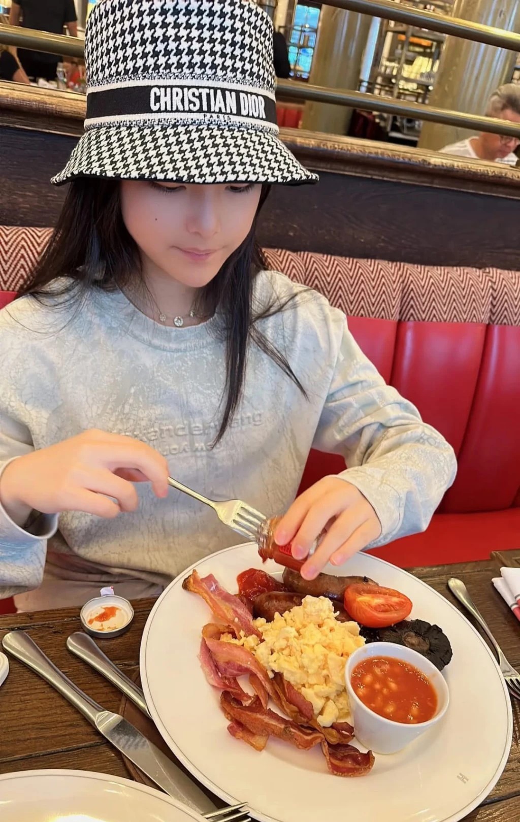 Rich kid xứ Trung gây tranh cãi với lối sống xa xỉ, ngập tràn hàng hiệu dù mới 14 tuổi