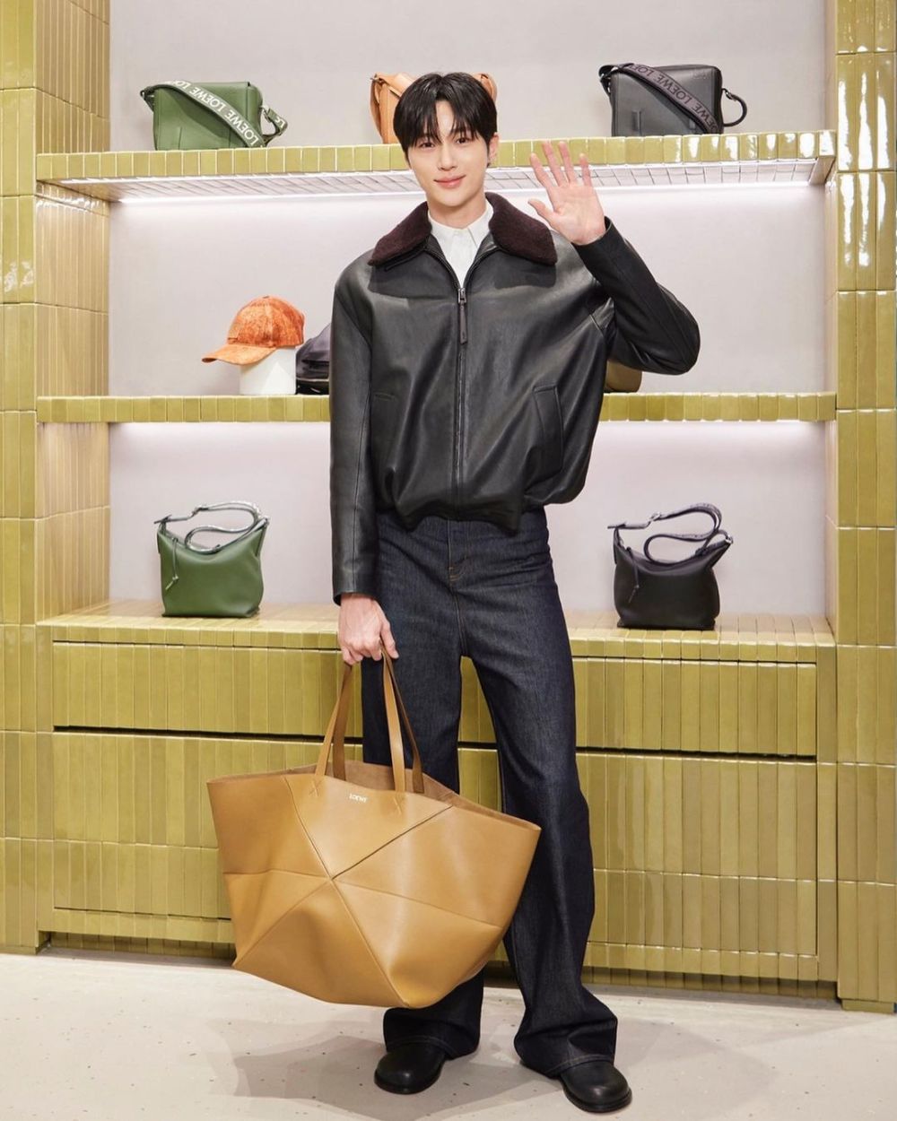 Byeon Woo Seok đắt show nhờ thành công của phim "Cõng anh mà chạy"