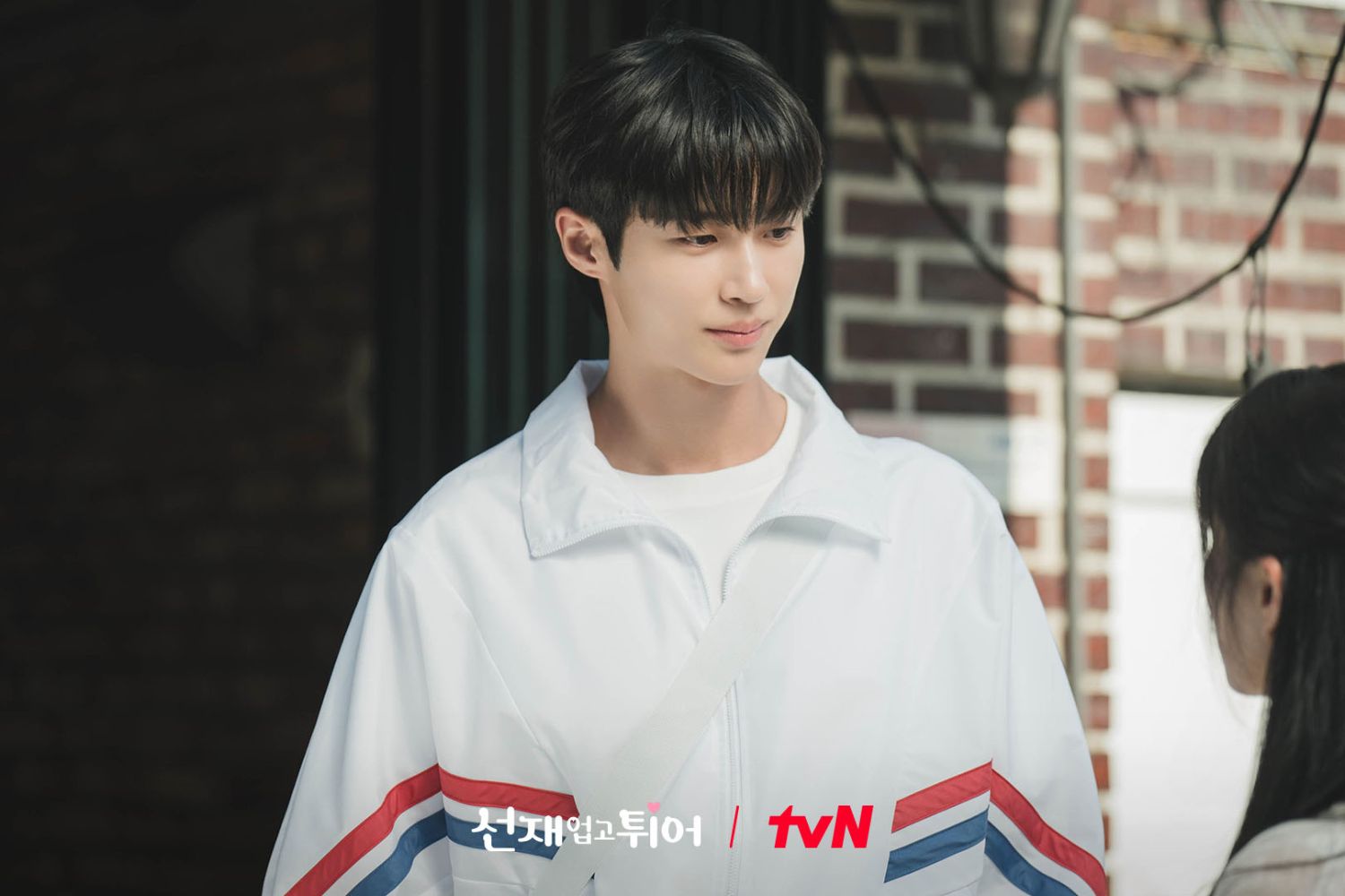 Byeon Woo Seok đắt show nhờ thành công của phim "Cõng anh mà chạy"