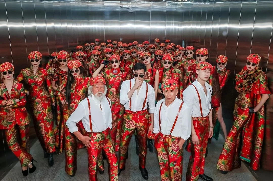 Áo họa tiết chăn công