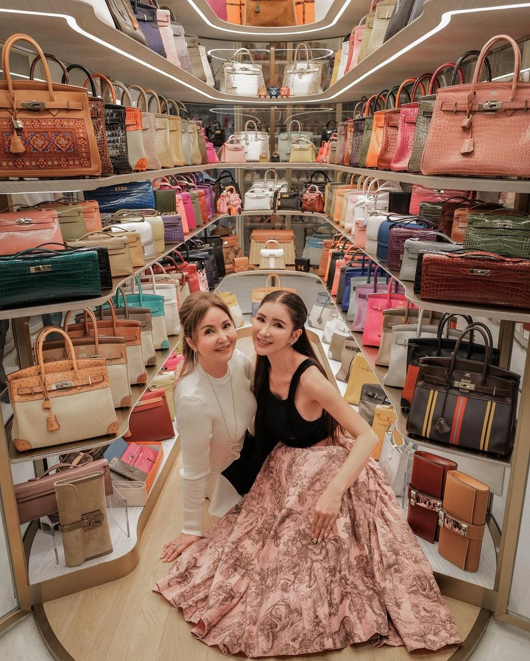 Cận cảnh phòng của phú bà có nhiều túi Hermès Birkin nhất thế giới