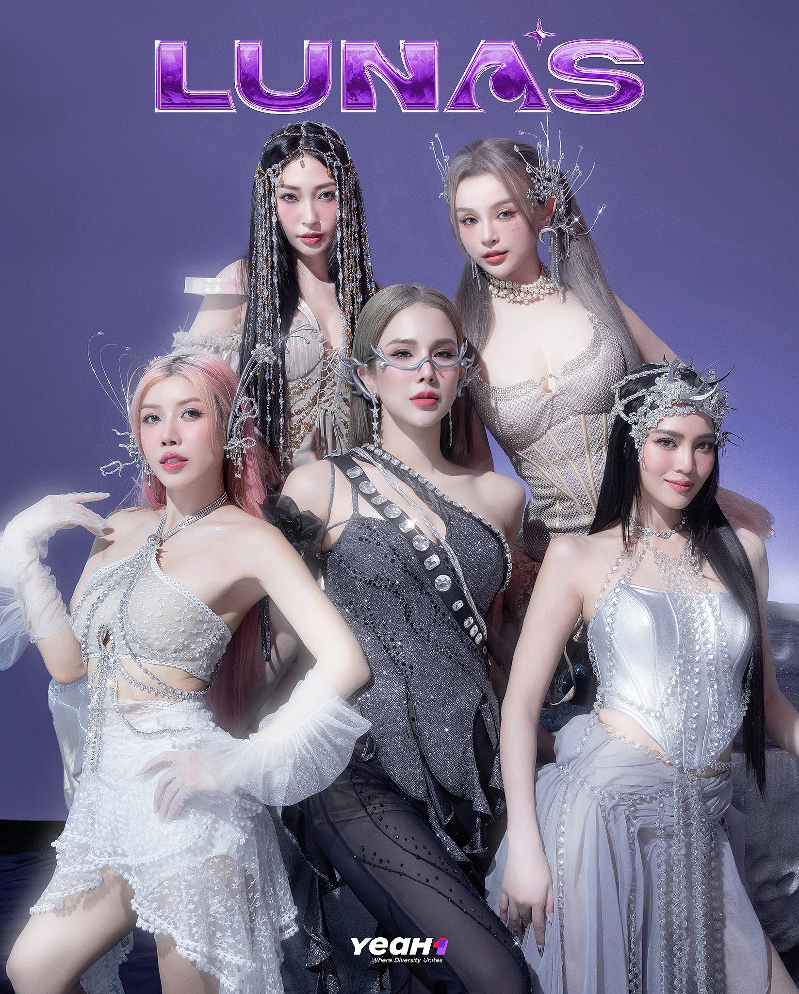 Fan của 2 chị đẹp rải hình khắp nơi để chúc mừng LUNAS ra MV Moonlight