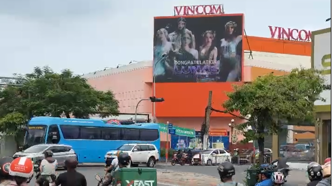 Fan của 2 chị đẹp rải hình khắp nơi để chúc mừng LUNAS ra MV Moonlight