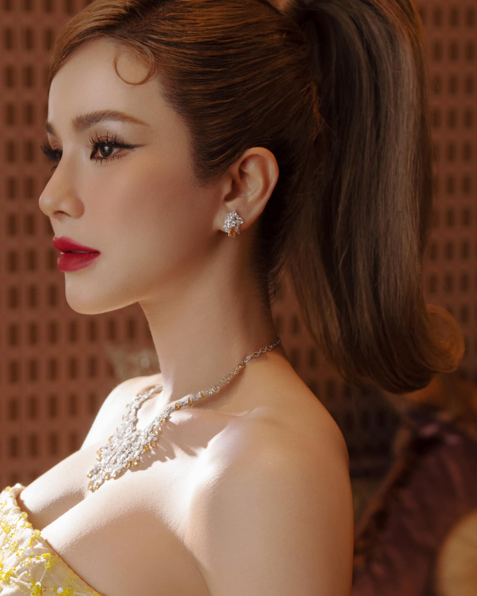 Fan của 2 chị đẹp rải hình khắp nơi để chúc mừng LUNAS ra MV Moonlight