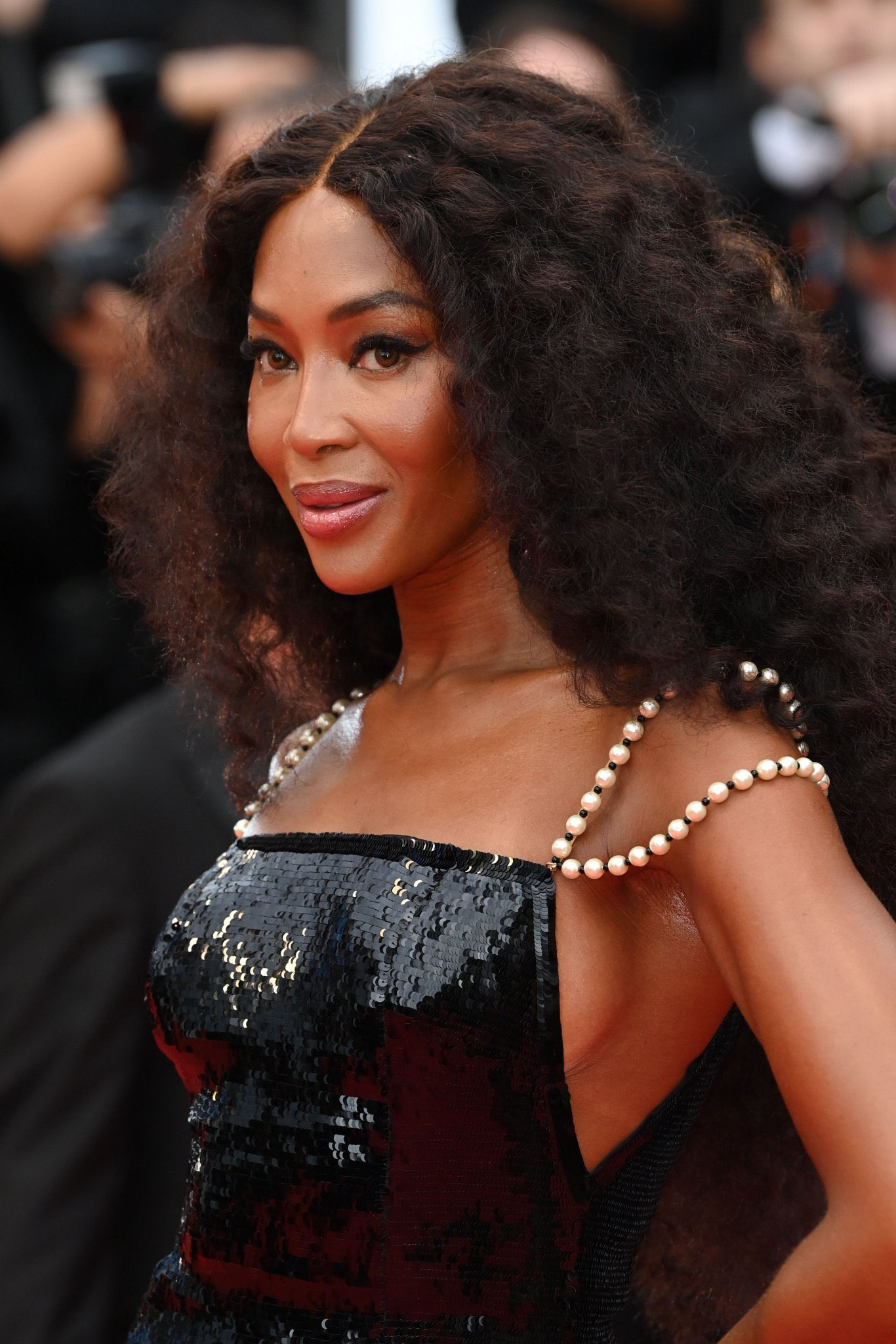 Bella Hadid, Naomi Campbell lăng-xê váy xuyên thấu thảm đỏ LHP Cannes