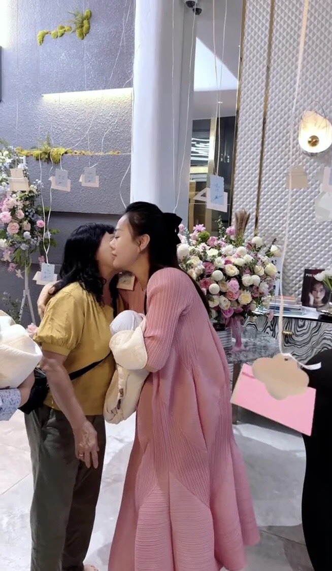 Phương Oanh sinh con