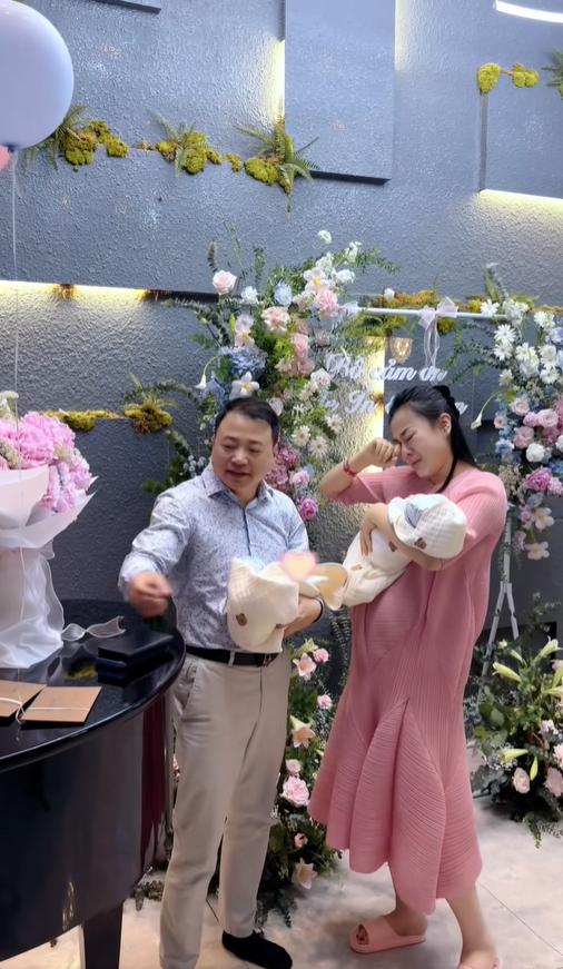 Phương Oanh sinh con