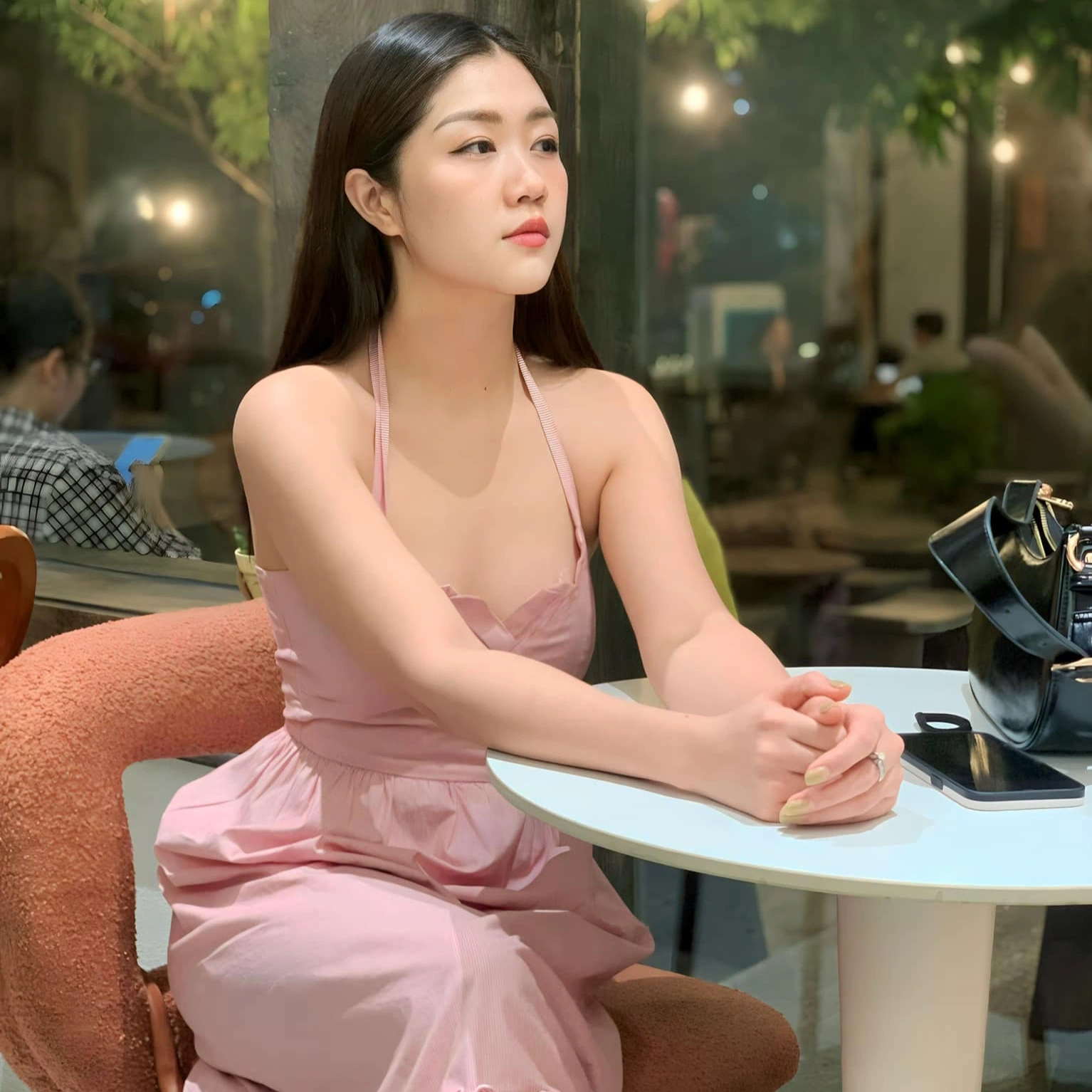 Cuộc sống sang chảnh của nữ tiếp viên trưởng từng "gây sốt" trên mạng