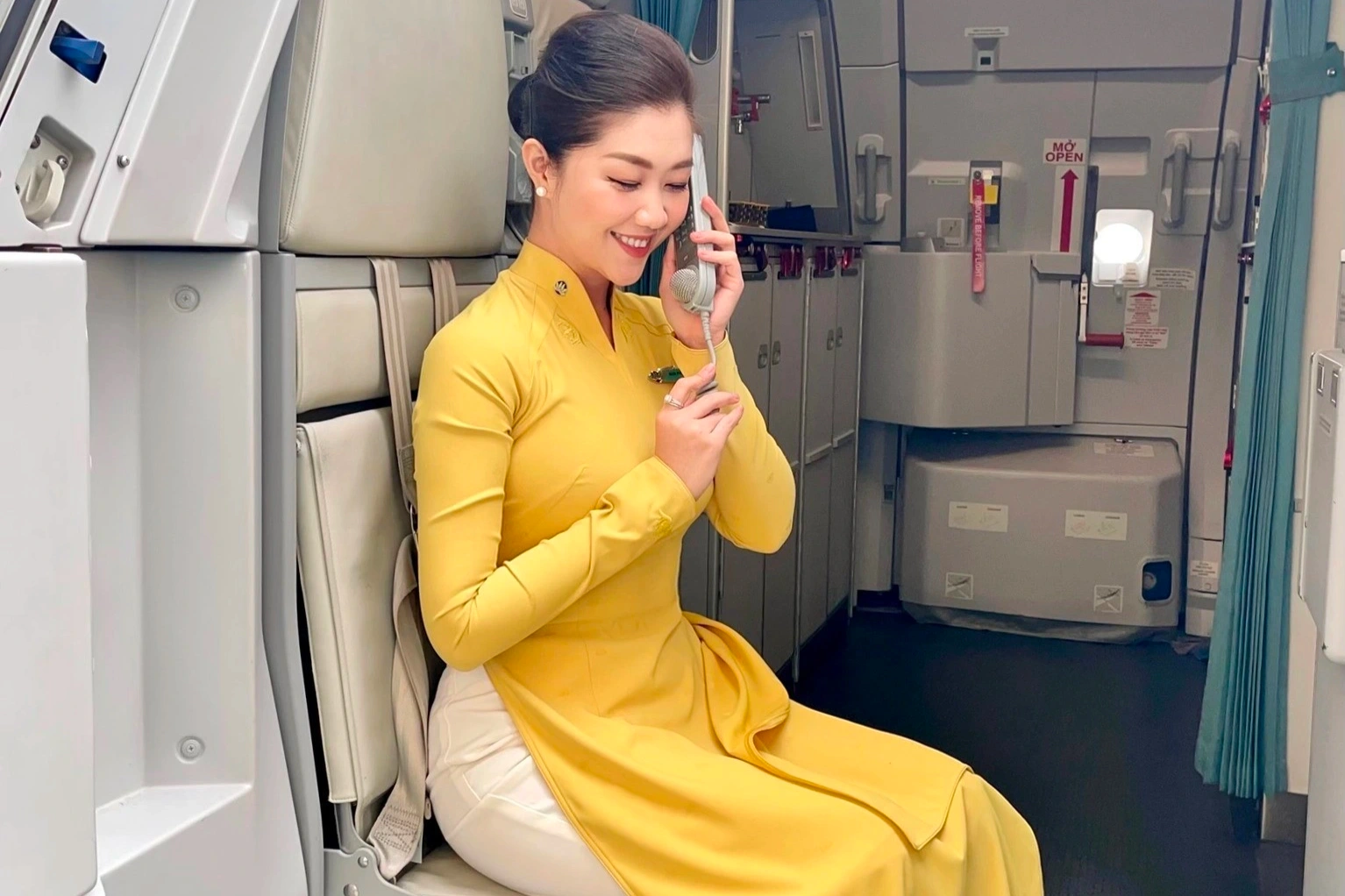 Cuộc sống sang chảnh của nữ tiếp viên trưởng từng "gây sốt" trên mạng