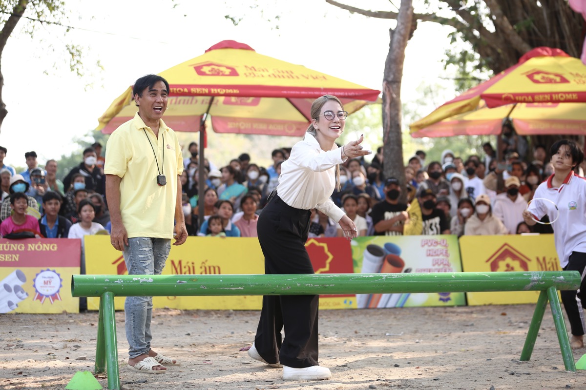 Diệp Lâm Anh làm từ thiện