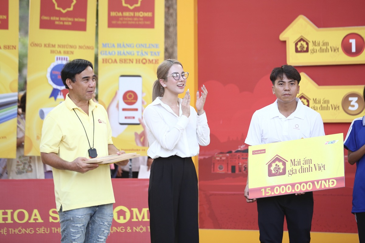 Diệp Lâm Anh làm từ thiện