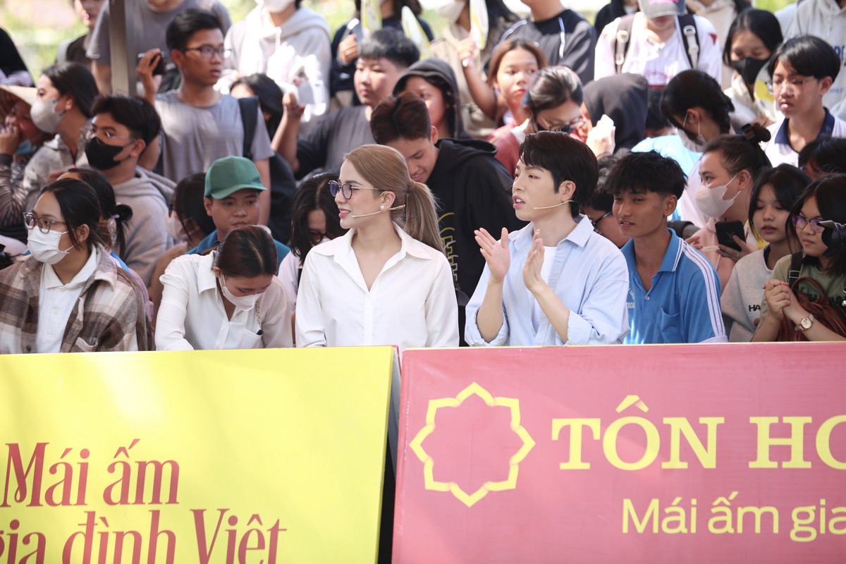 Diệp Lâm Anh làm từ thiện