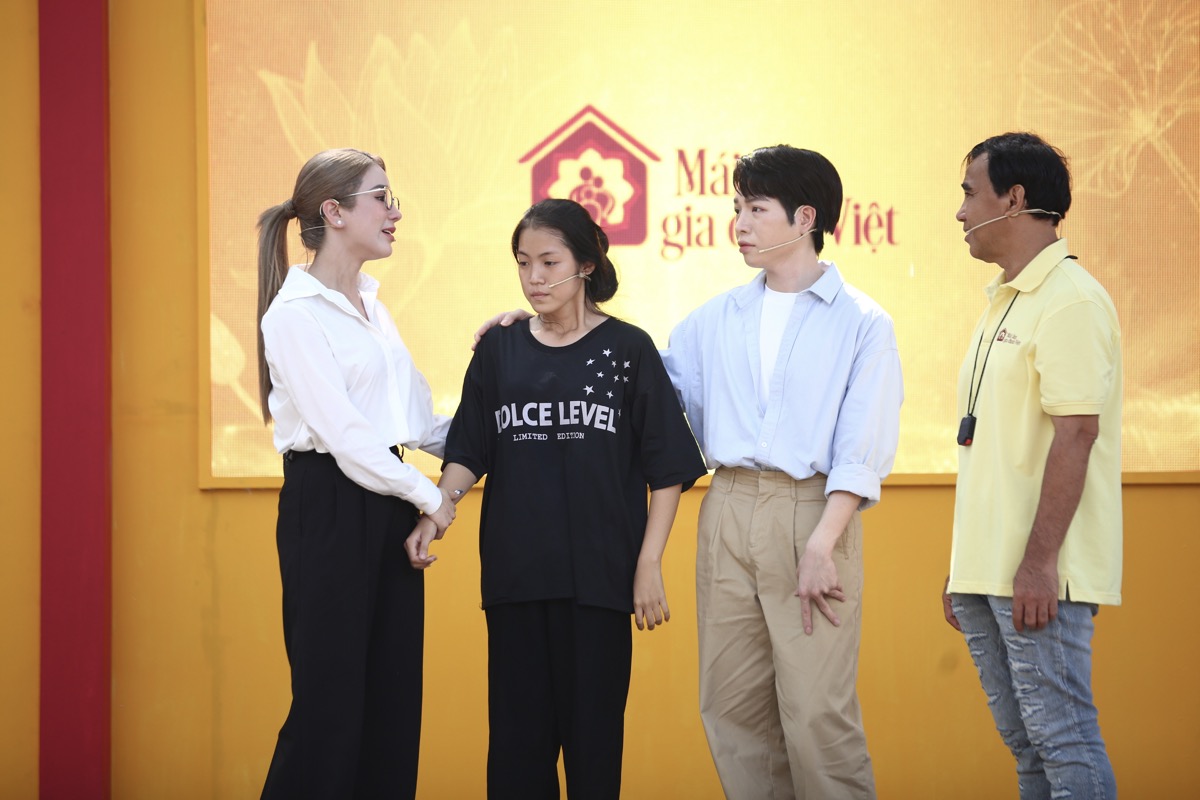 Diệp Lâm Anh làm từ thiện