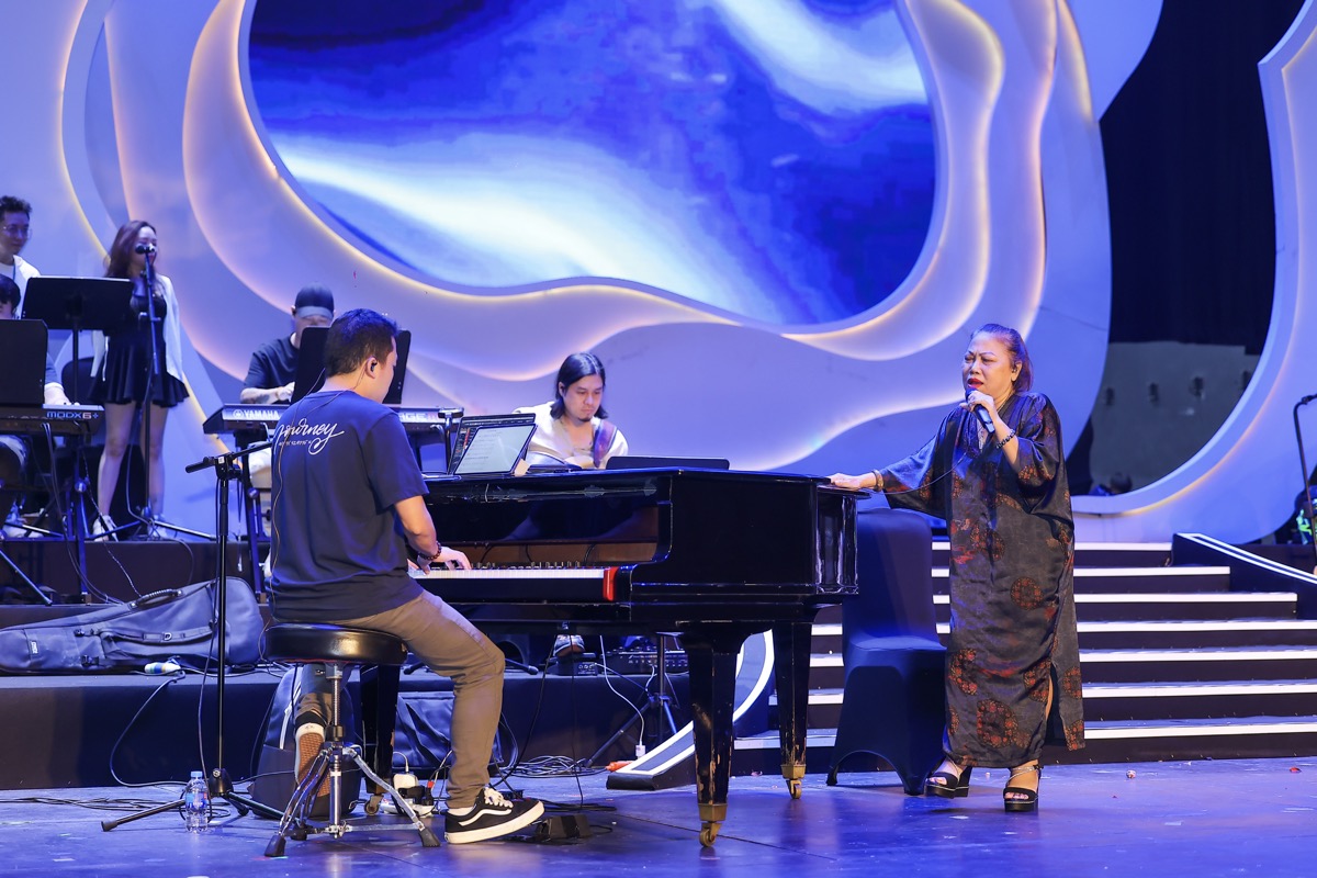 Những khoảnh khắc hậu trường buổi tổng duyệt live concert Đóa Hồng Gai