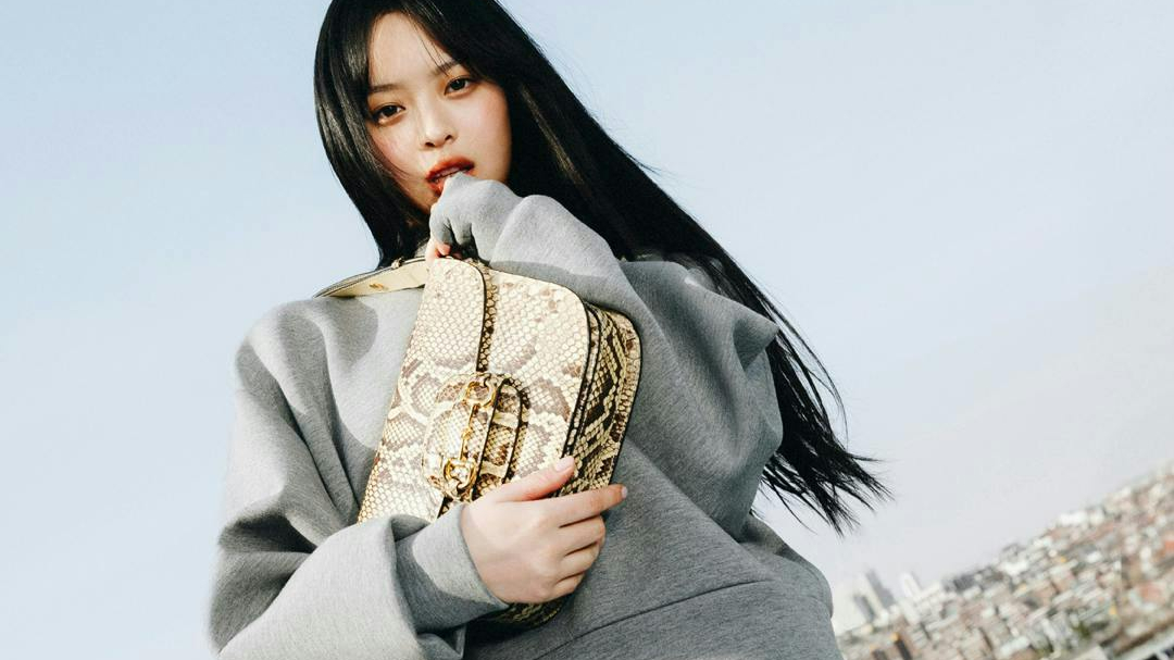 Đại sứ Gucci Hanni xuất hiện trong chiến dịch quảng bá túi Horsebit 1955 tại Seoul