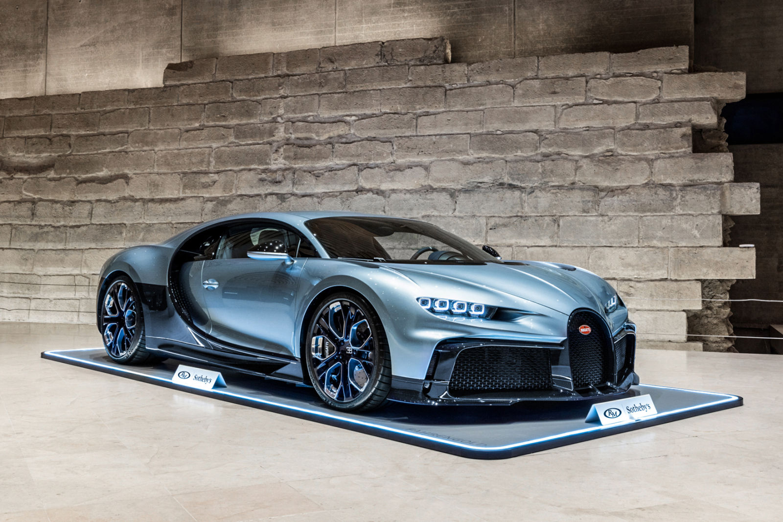 Đặc quyền của giới siêu giàu chơi Bugatti: Hãng tính xây cả trạm xăng tại nhà cho khách nếu xe xăng bị cấm