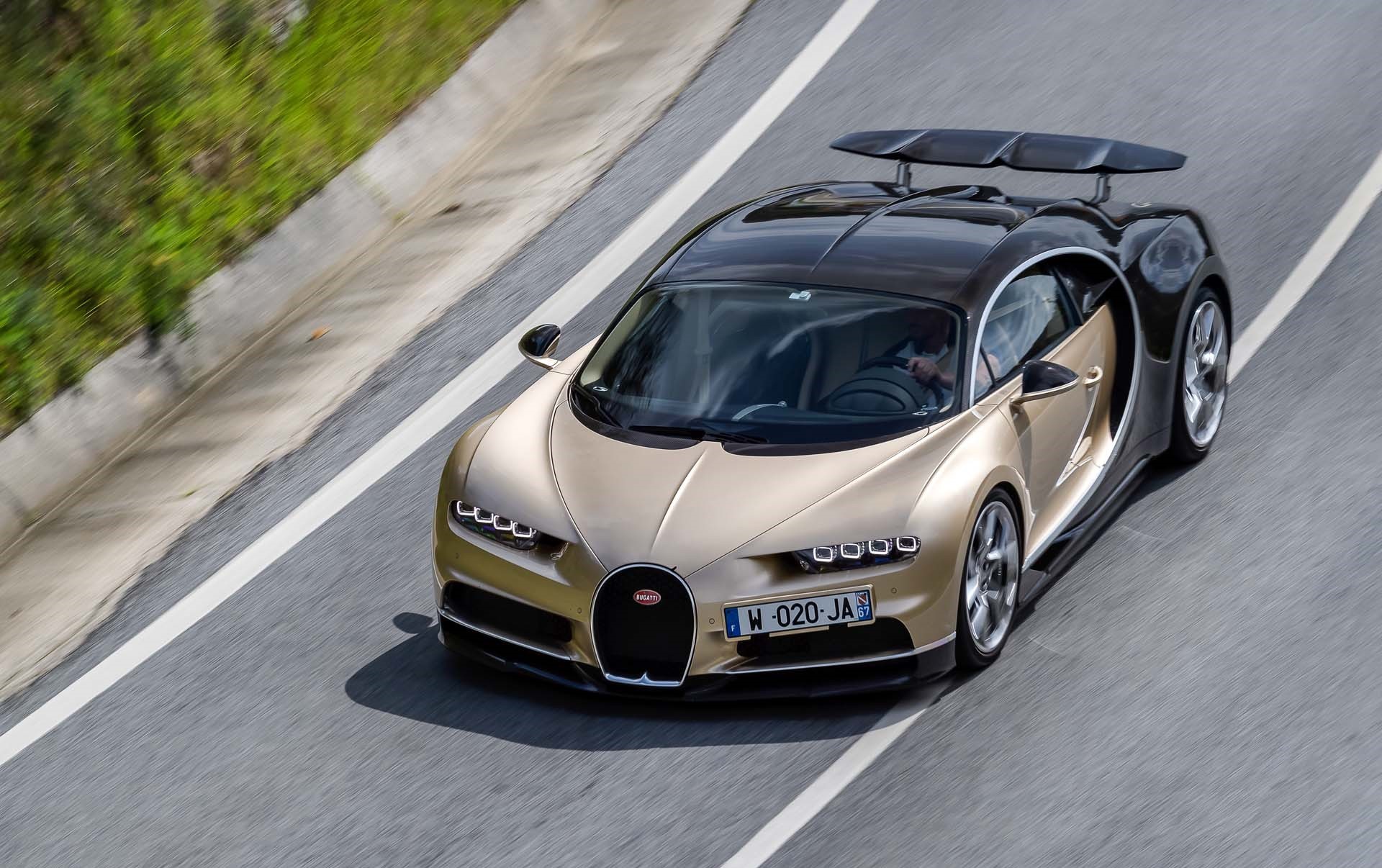 Đặc quyền của giới siêu giàu chơi Bugatti: Hãng tính xây cả trạm xăng tại nhà cho khách nếu xe xăng bị cấm