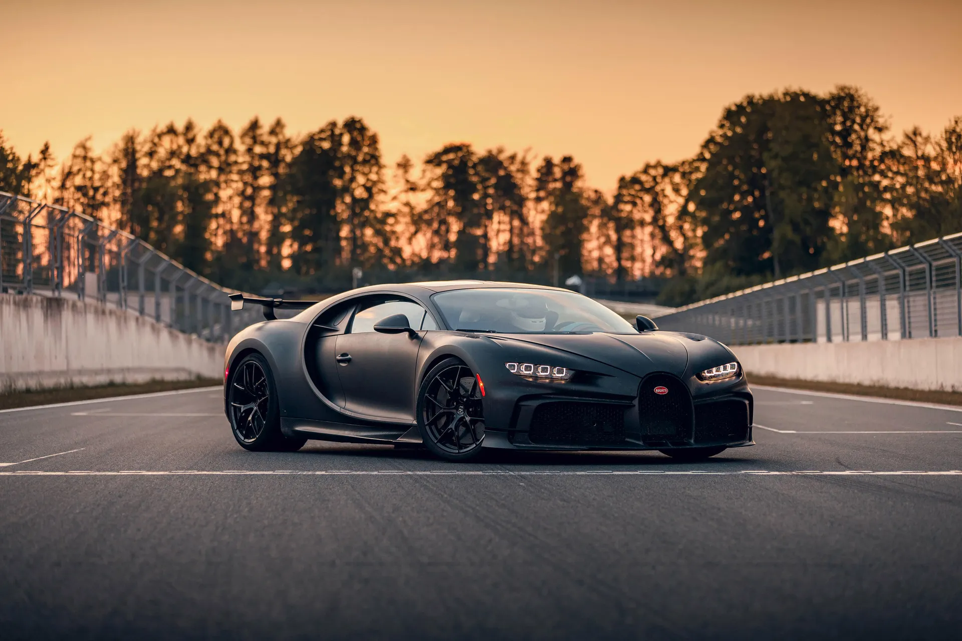 Đặc quyền của giới siêu giàu chơi Bugatti: Hãng tính xây cả trạm xăng tại nhà cho khách nếu xe xăng bị cấm