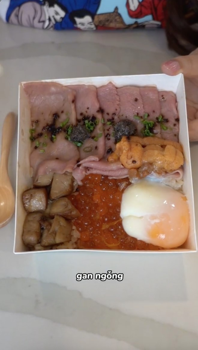 Hộp cơm omakase giá gần 2 triệu được ship tận nhà khiến dân mạng "sôi sục": Thế này thì mất một nửa giá trị rồi còn gì?