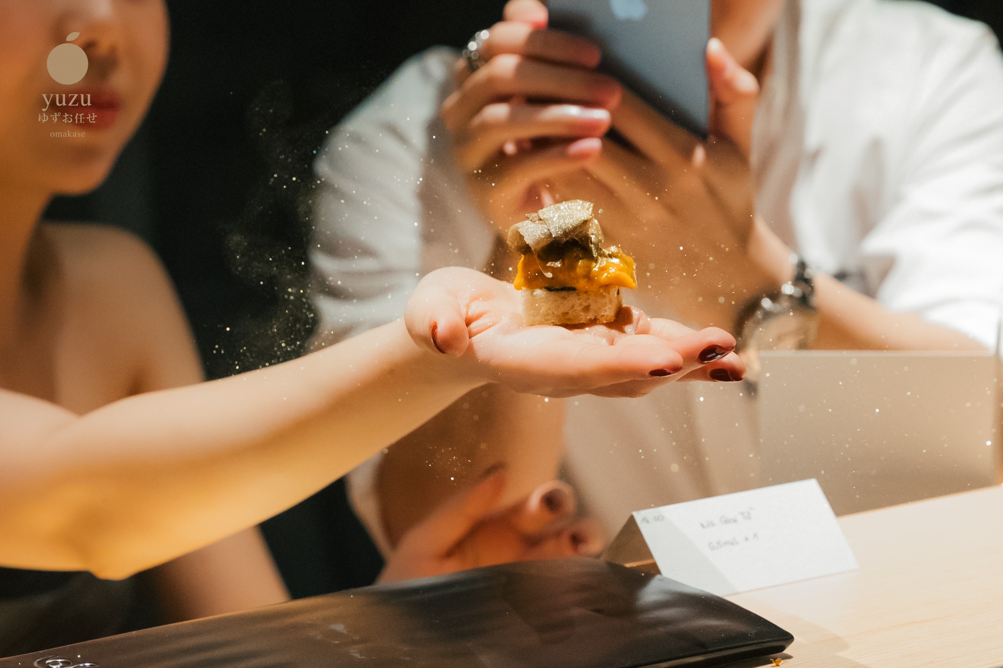 Omakase: Khi giới trẻ chi cả tháng lương cho một bữa ăn không được chọn món, mỗi phần chỉ bé bằng ngón tay