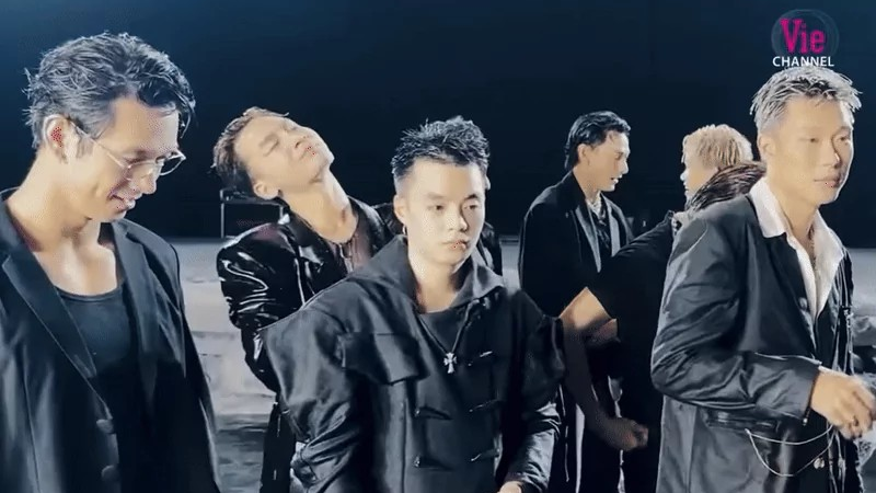 Dàn Anh Trai Say Hi cực ngầu ở hậu trường MV