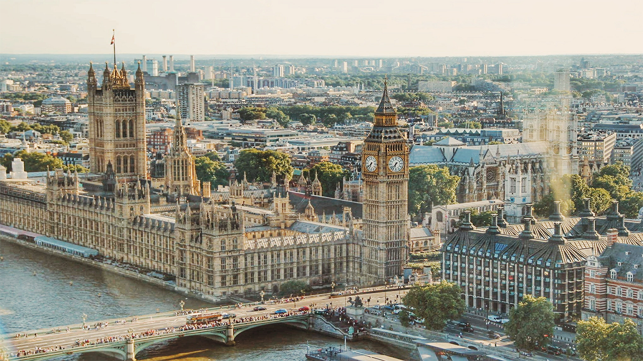 Giới siêu giàu London dùng bút máy kim cương, thuê giúp việc tốn 11 tỷ